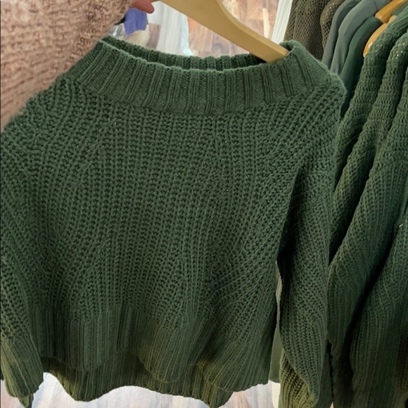 ‼️ Sweater Crop Top Side Arm Cut Out Detail - Picture 5 of 7